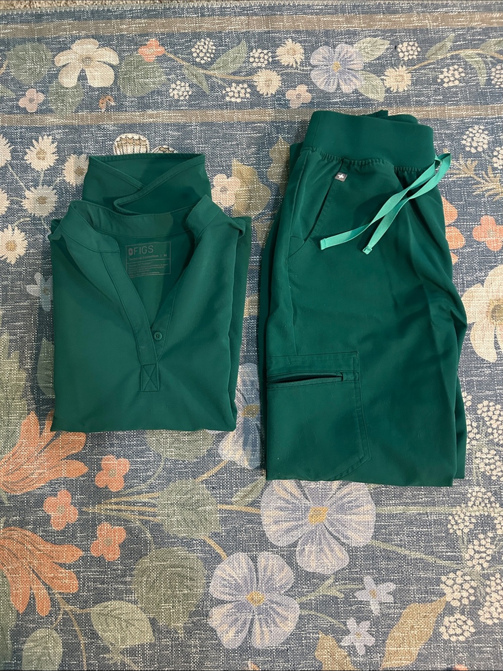FIGS Hunter Green Rafaela Scrub Top and High Waisted Zamora Joggers